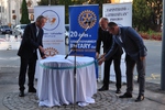 Der Programmleiter Gyula Nagy, der Präsident des Rotary Clubs Odorhellen, János Váradi, und der Bürgermeister Árpád Gálfi enthüllen gemeinsam das öffentliche Bronzerelief