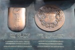  A Rotary Club Győr és Győr Város címere. A szöveg három nyelven és Braille írással olvasható