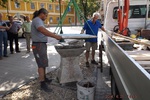  Anbringung des geschiffene granit Objekttisch auf das Postament