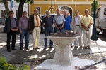  Die fertiggemachte Skulptur mit dem Künstler, dem Ausführer und den lokalen Rotarymitglieder